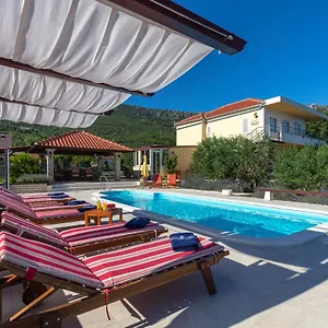 villa-oliva-kastela.hotels-in-trogir.com/