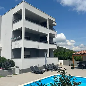 villa-apartments-aa-1.hotels-in-trogir.com/
